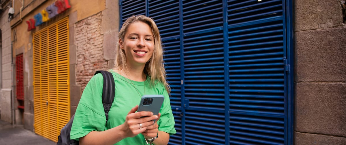 Handy in der Hand in einer Gasse