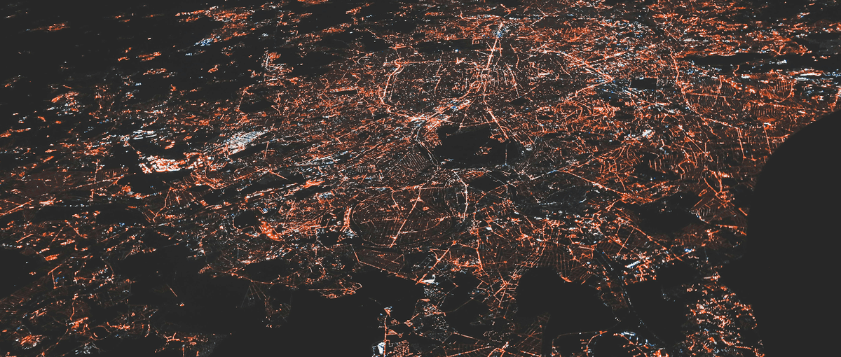 Leuchtendes Netz über Stadt bei Nacht