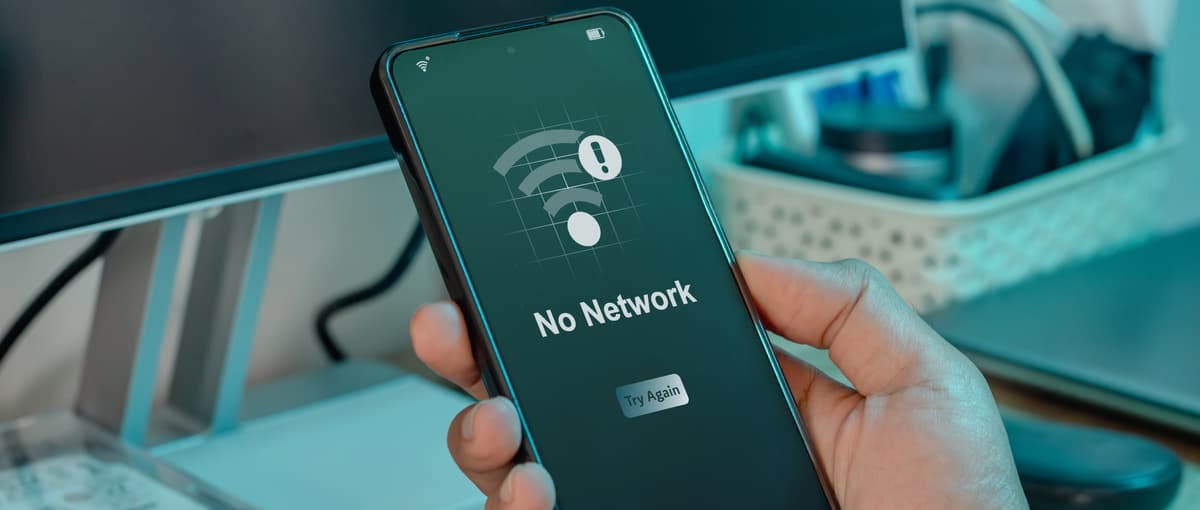 Cellulare in mano con un grande messaggio che indica che non c'è connessione a Internet