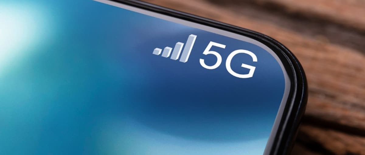 Smartphone with 5G icon and mobile network icon