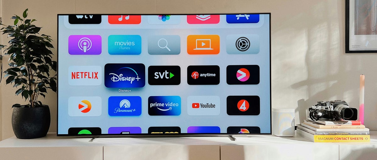 Smart TV auf Möbel in Wohnung