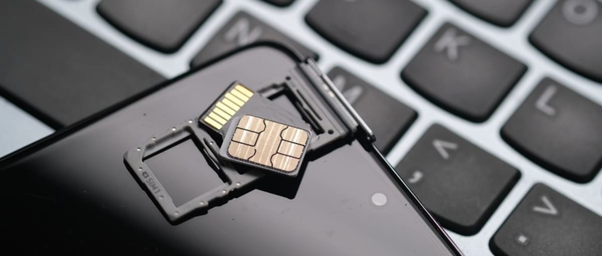 Smartphone mit zwei SIM-Karten im SIM-Fach
