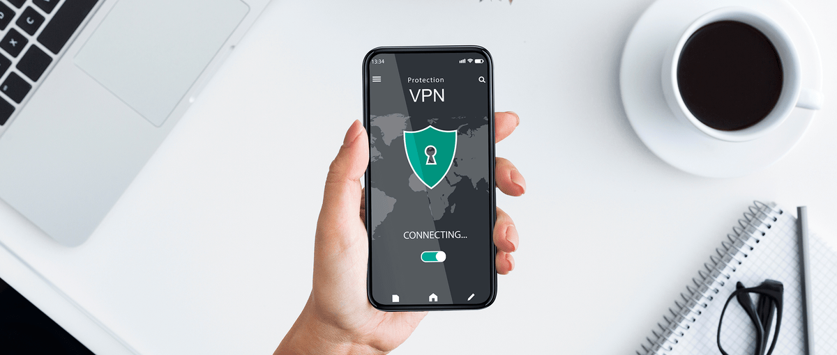 Handy hält ein Handy mit aktivem VPN