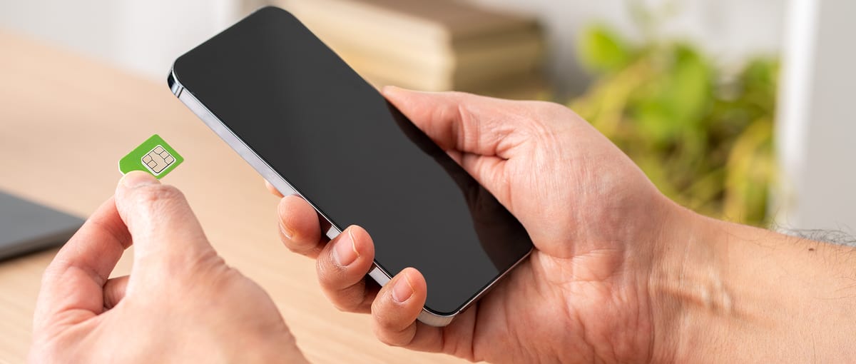Handy und SIM-Karte (Prepaid) in der Hand