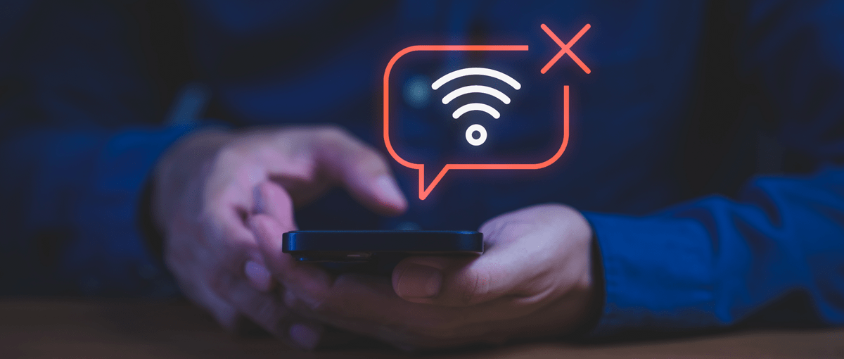 Männliche Hand, welche ein Smartphone hochhält und kein Netz hat