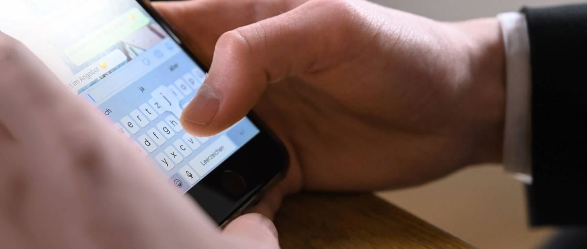 Mann tippt auf Handy