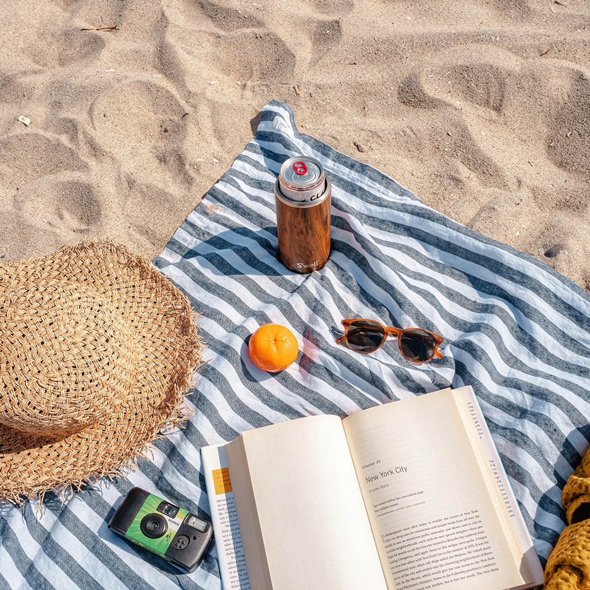 Telo mare con cappellino e libro