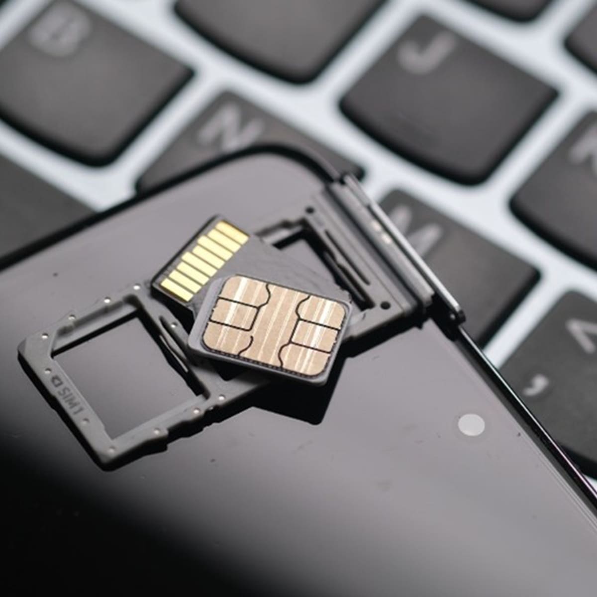 Smartphone mit zwei SIM-Karten im SIM-Fach