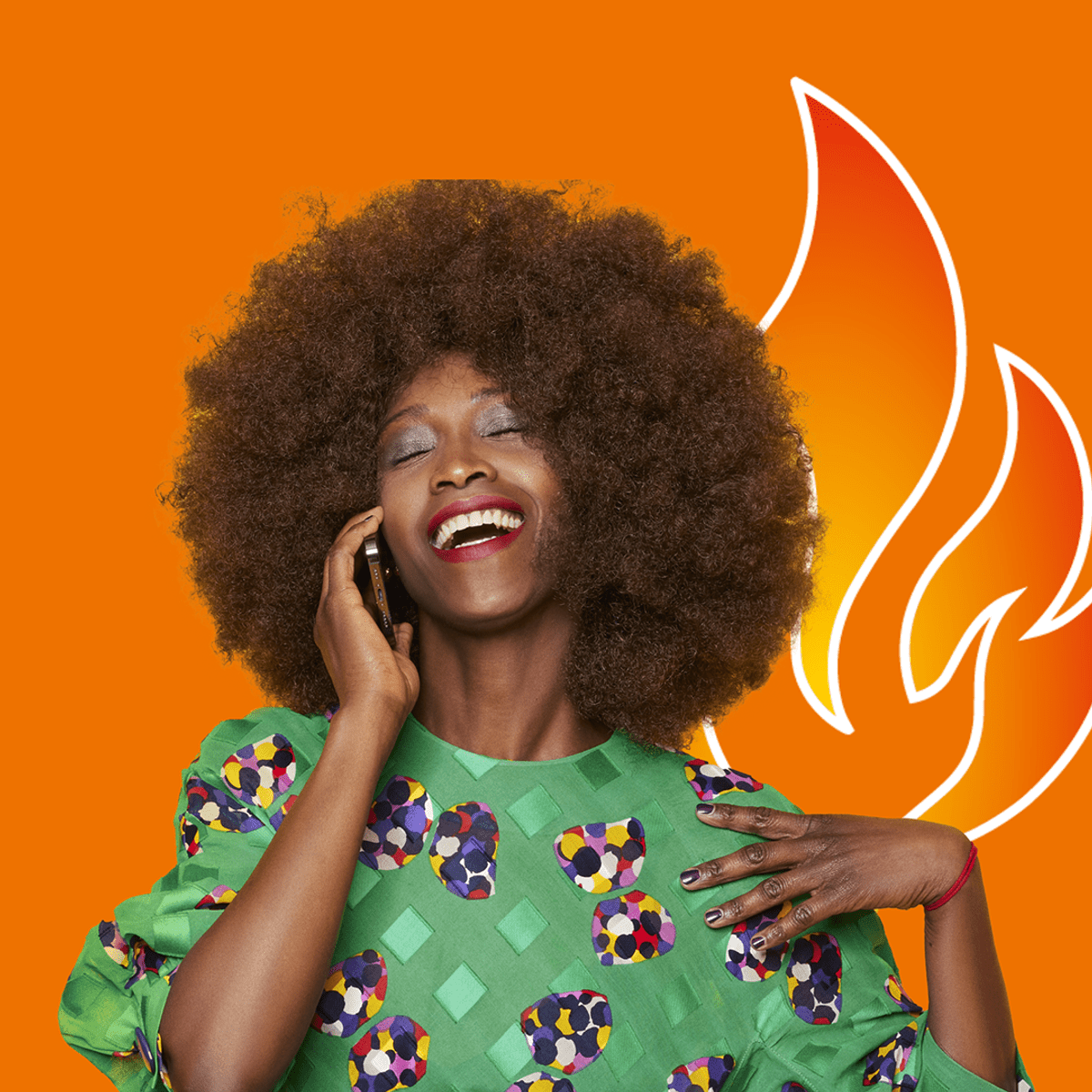 Donna che ride con il cellulare all'orecchio